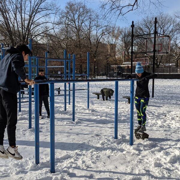 People training on the bars in the snow